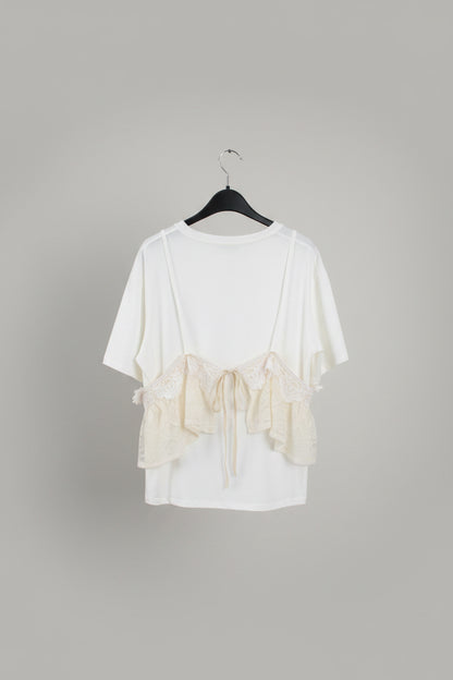 T-Shirt con Canotta in Pizzo Color Latte — Dettaglio Romantico
