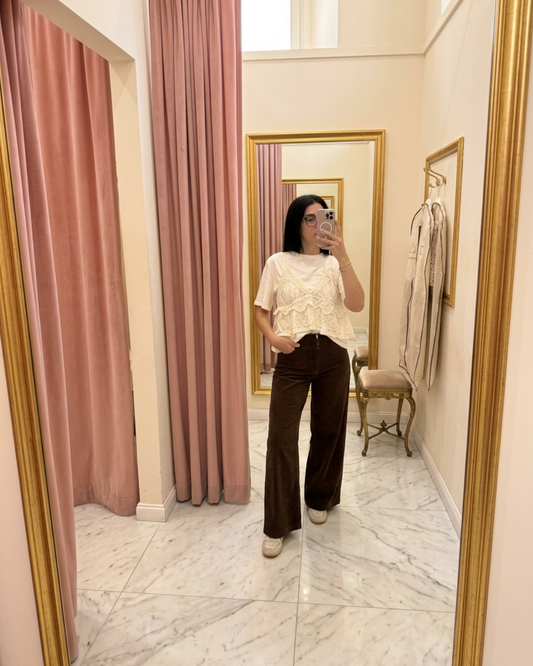 T-Shirt con Canotta in Pizzo Color Latte — Dettaglio Romantico